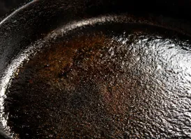 Seasoned skillet surface